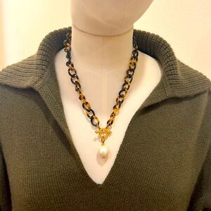 Tortoiseshell/Pearl look necklace